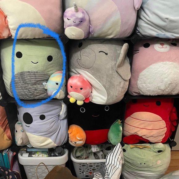 Kylie sipping pretty eye shadow palette - Picture 3 of 3